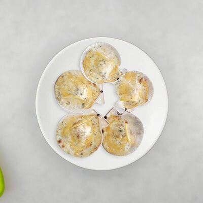 Запечённые гребешки на раковине с икрой в Оригами по цене 919 ₽