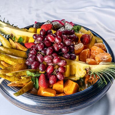 Ассорти из сезонных фруктов в МОМО по цене 13360 ₽