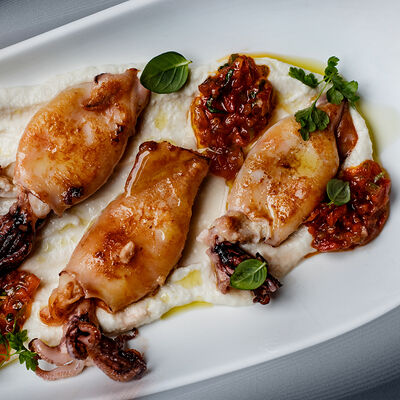 Мини-кальмары лолиго с миндальным кремом и сальсой из помидоров в Sadko по цене 898 ₽