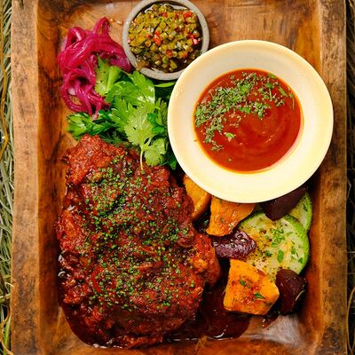 Томленая лопатка ягненка с печеными овощами и домашней аджикой в Zanzibar по цене 5400 ₽