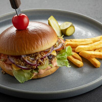 Бургер с котлетой из мраморной говядины в Jager restopub по цене 880 ₽