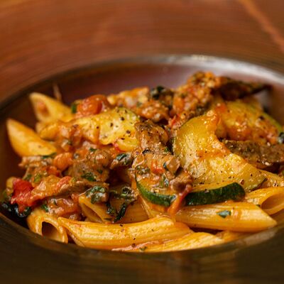 Паста пенне с говядиной и томатным соусом в Coffee Industry по цене 940 ₽