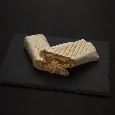 Шаурма с курицей в лаваше в Шашлычный дворик по цене 330 ₽