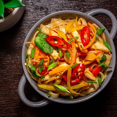 Лапша удон с курицей и соусом кимчи в Суши Море Мото по цене 379 ₽