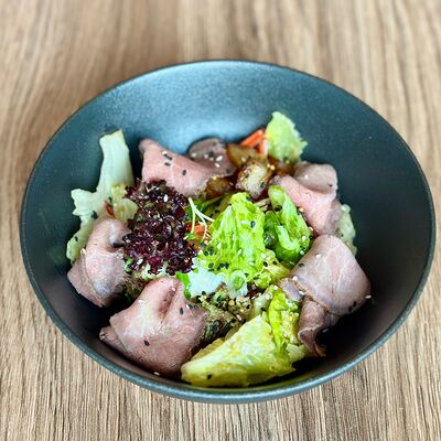 Салат с ростбифом, зеленью и печеной картошечкой в Dada Art Bakery по цене 720 ₽