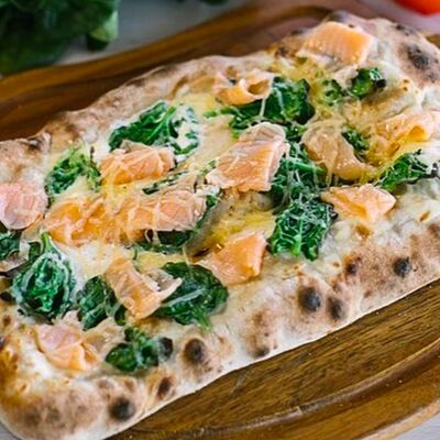 Римская пицца со шпинатом и лососем в Рандеву по цене 890 ₽