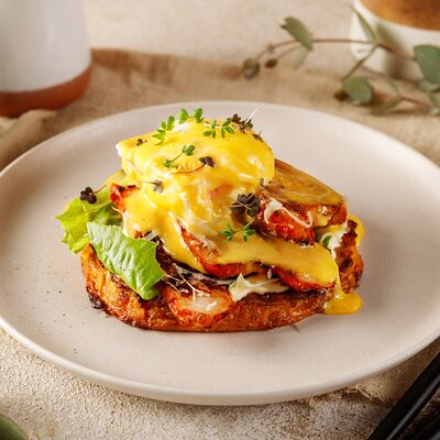 Бенедикт на батате в Kristof Coffee and Kitchen по цене 750 ₽