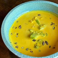 Кокосовый крем-суп с креветками и брокколи в More More