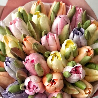 Букет Микс зефирных тюльпанов в Fujibox по цене 3400 ₽