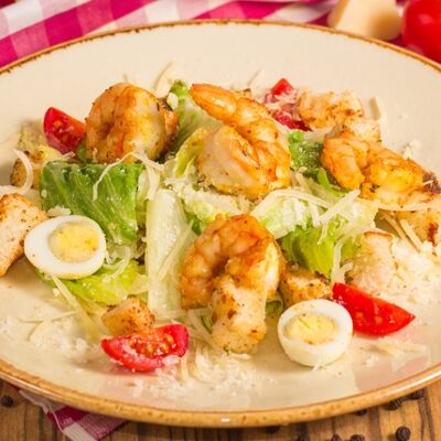 Салат Цезарь с креветками на гриле в Луиджи & Тосё по цене 439