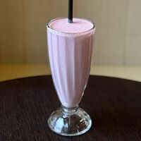 Милкшейк Клубничный в Mon Baton