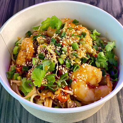 Лапша с креветками, сладким перцем и ягодами годжив Умами по цене 790 ₽