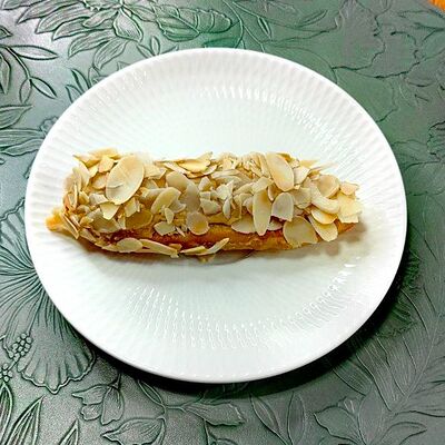 Карамельный эклер с миндальной посыпкой в La Vida loca по цене 250 ₽