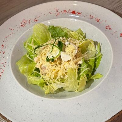 Салат с куриной грудкой и ананасом под соусом каррив Лес и лис по цене 560 ₽