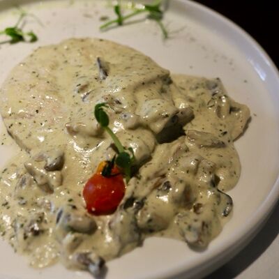 Куриное филе с грибами в сливочном соусе в Klaus Cafe по цене 32 р.