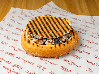 Фахитос cвинoй в булочке в Шаурма Маркет по цене 545 ₽