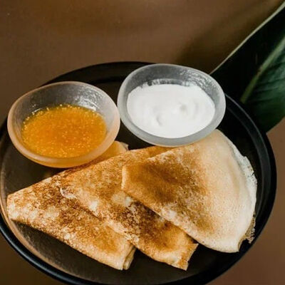 Блины с джемом и сметаной в Renoir coffee по цене 375 ₽