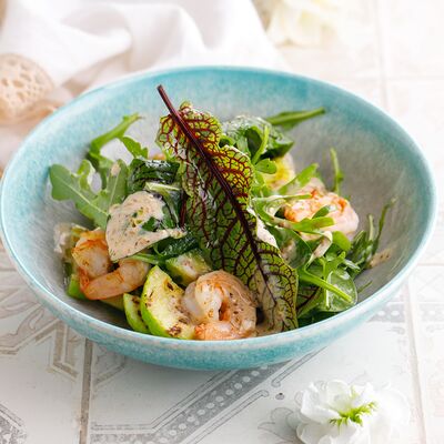 Зеленый салат с креветками и цукини в Катюша Katyusha по цене 690