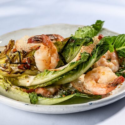 Цезарь с креветками в МОМО по цене 2450 ₽