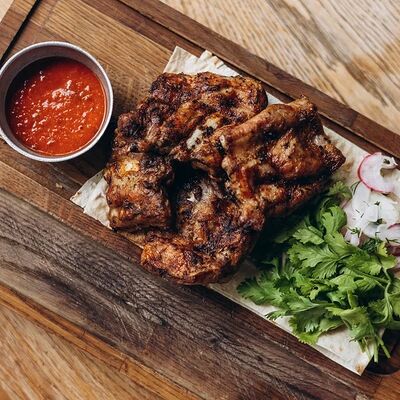 Свиные ребра на мангале в Мацони по цене 580