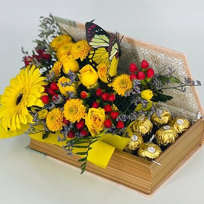 Цветы с конфетами Ferrero Rocher (Ферреро Роше) в коробке книгав Дарите красиво по цене 3140 ₽