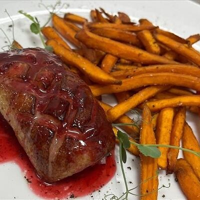 Утиная грудка по Магдебургски в Генрих и Генриетта по цене 490 ₽