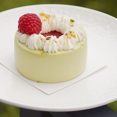Фисташковый мусс с клубникойв Pur Pur по цене 460 ₽