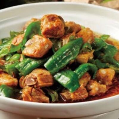 Жареные свиные ребрышки с арахисомв ГУаНЬ ЯНЬ по цене 1460 ₽