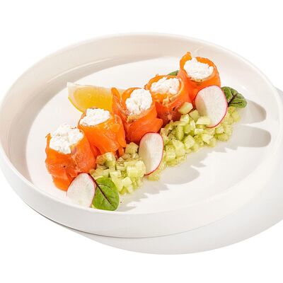 Рулетики из лосося с творожным сыром в Песто Тесто по цене 1150 ₽