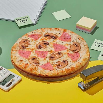 Пицца Ветчина и грибы 24 см в Dostaевский по цене 458 ₽