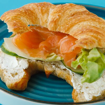 Круассан с лососем в Кстати, давай зайдём по цене 660 ₽