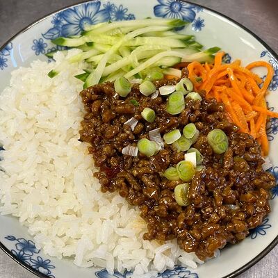 Рубленая свинина по-пекински с рисомв Цзао Ван по цене 625 ₽