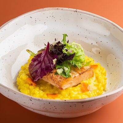 Запеченный лосось, ризотто с шафраном, апельсиновая морковь, маринованное яблоко в Винология по цене 990 ₽