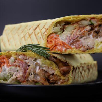 Шаурма в Сырном лаваше с курицейв Вкус Востока по цене 320 ₽