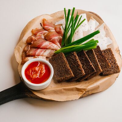 Дуэт копченого и просольного сала с ржаными гренками и владимирской хреновиной в Круча по цене 800 ₽