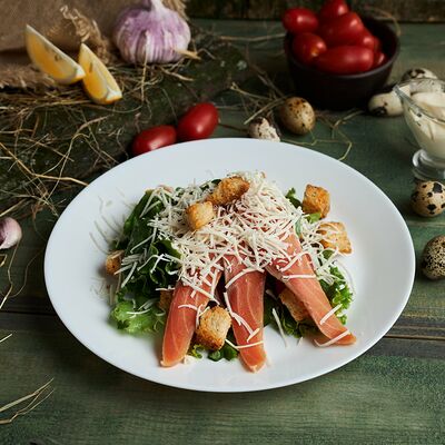 Салат Цезарь с лососем в Кафе Элена по цене 520 ₽