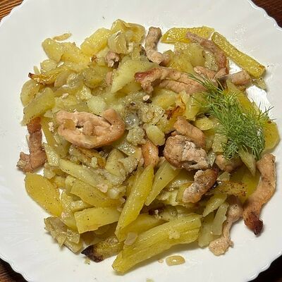 Картофель жареный со свининой и луком в Шаромпокати по цене 330 ₽