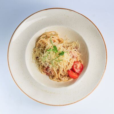 Спагетти с соусом Карбонара в Семейный ресторан Tiki&Taki по цене 650 ₽