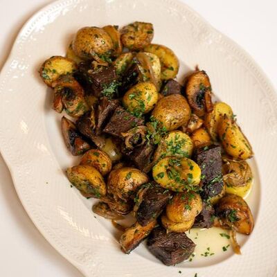 Жаркое по-пушкински с говяжьими щекамв Онегин по цене 856 ₽