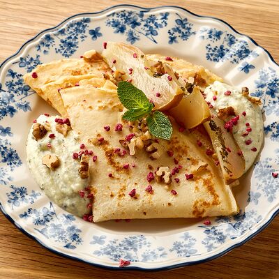 Сладкие блинчики с грушей и кремом из маскарпоне в Нино по цене 510 ₽