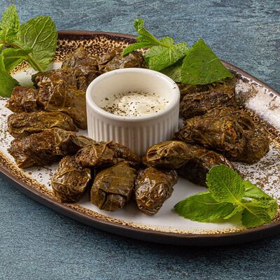 Долма из виноградных листьевв Lariote по цене 990 ₽