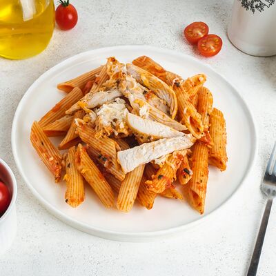 Пенне в томатном соусе с курицей и моцареллой в Простая еда по цене 329 ₽