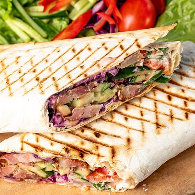 Шаурма фирменная с курицей в Bourbon по цене 395 ₽