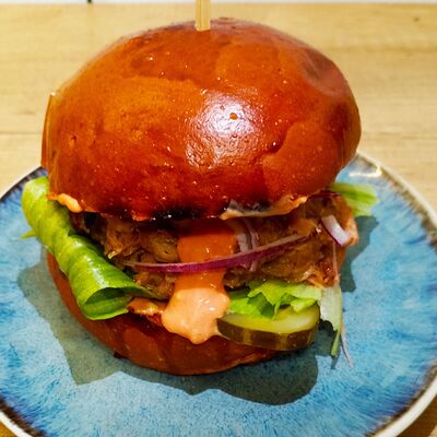 Бургер с рваным мясом и булочкой бриошь в Papa Hop по цене 490 ₽