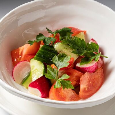 Овощной салат с оливковым маслом в Тирольские пироги по цене 450 ₽