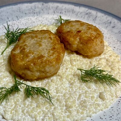 Котлетки из индейки со сливочным кускусом в Oasis по цене 520 ₽