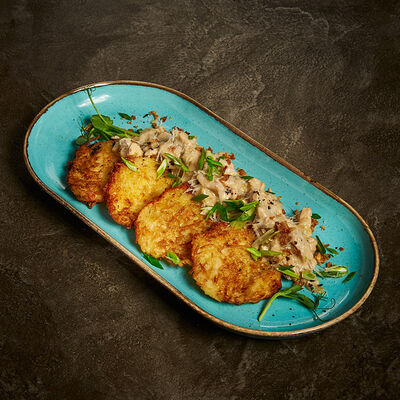 Драники с куриным филе и грибным жюльеном в Корчма по цене 590 ₽