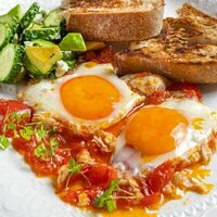 Яичница из 2-х яиц с томатами в Capo Ristorante