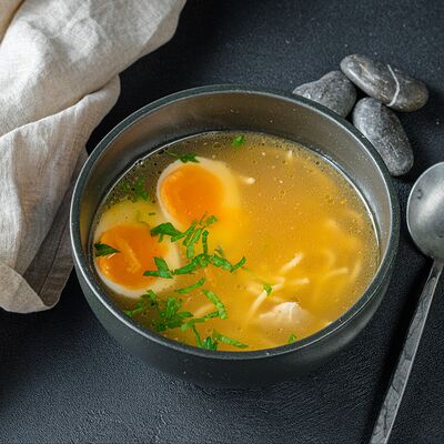 Куриный суп с домашней лапшой в PizzAmore по цене 550 ₽