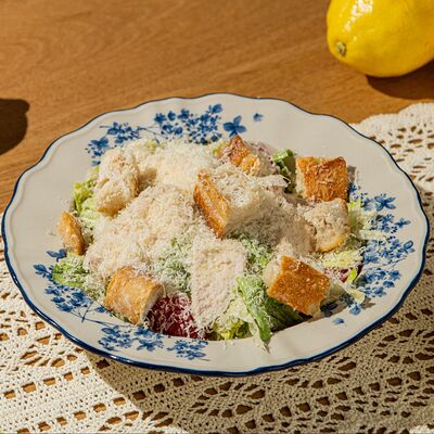 Цезарь с курицей в Airy restaurant по цене 790 ₽